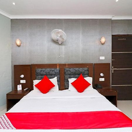 Oyo Hotel Metro Tower Near Ambience Mall Yeni Delhi Dış mekan fotoğraf