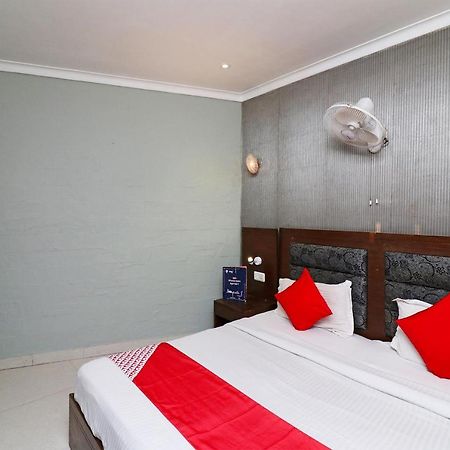Oyo Hotel Metro Tower Near Ambience Mall Yeni Delhi Dış mekan fotoğraf
