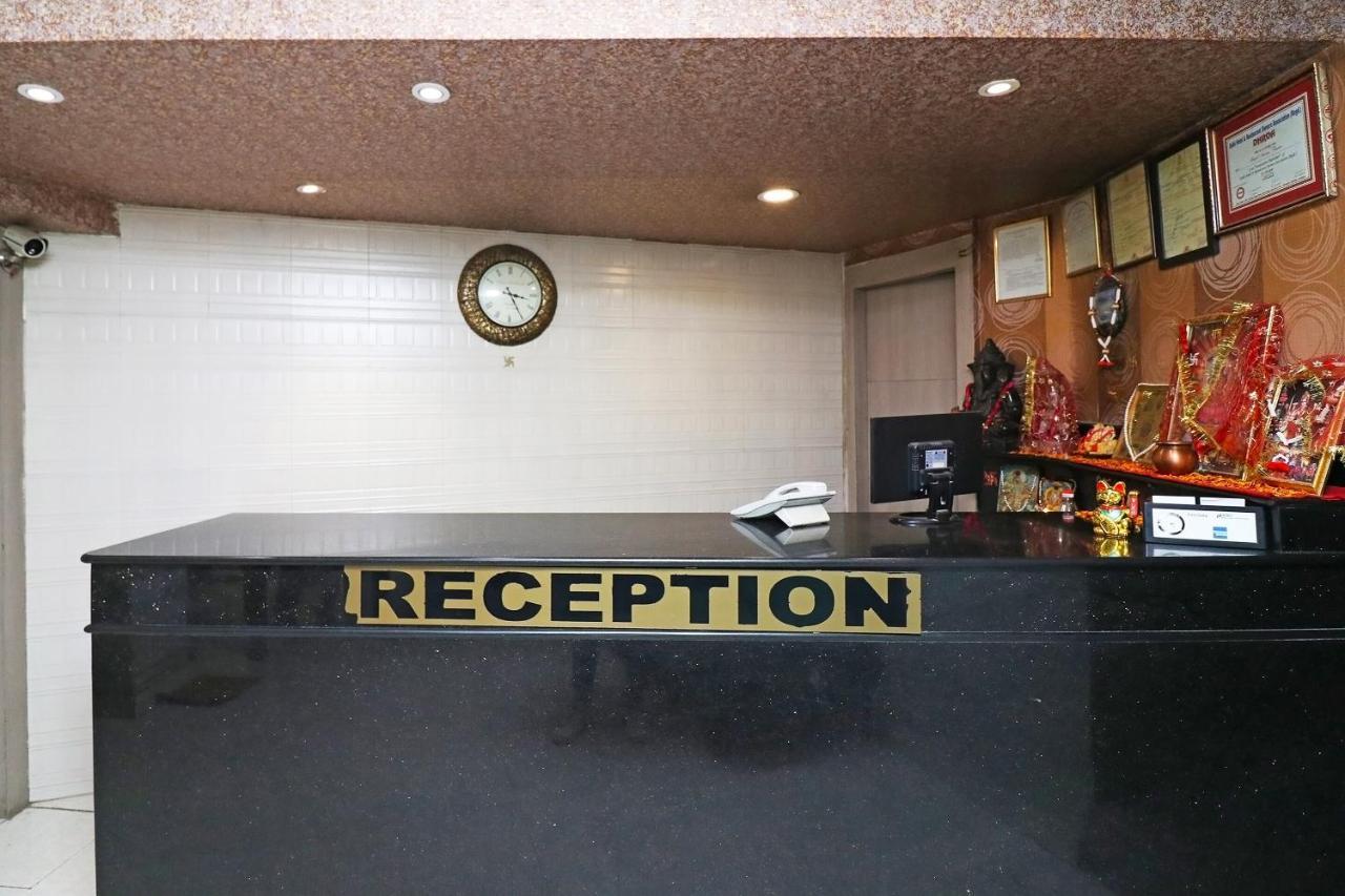 Oyo Hotel Metro Tower Near Ambience Mall Yeni Delhi Dış mekan fotoğraf