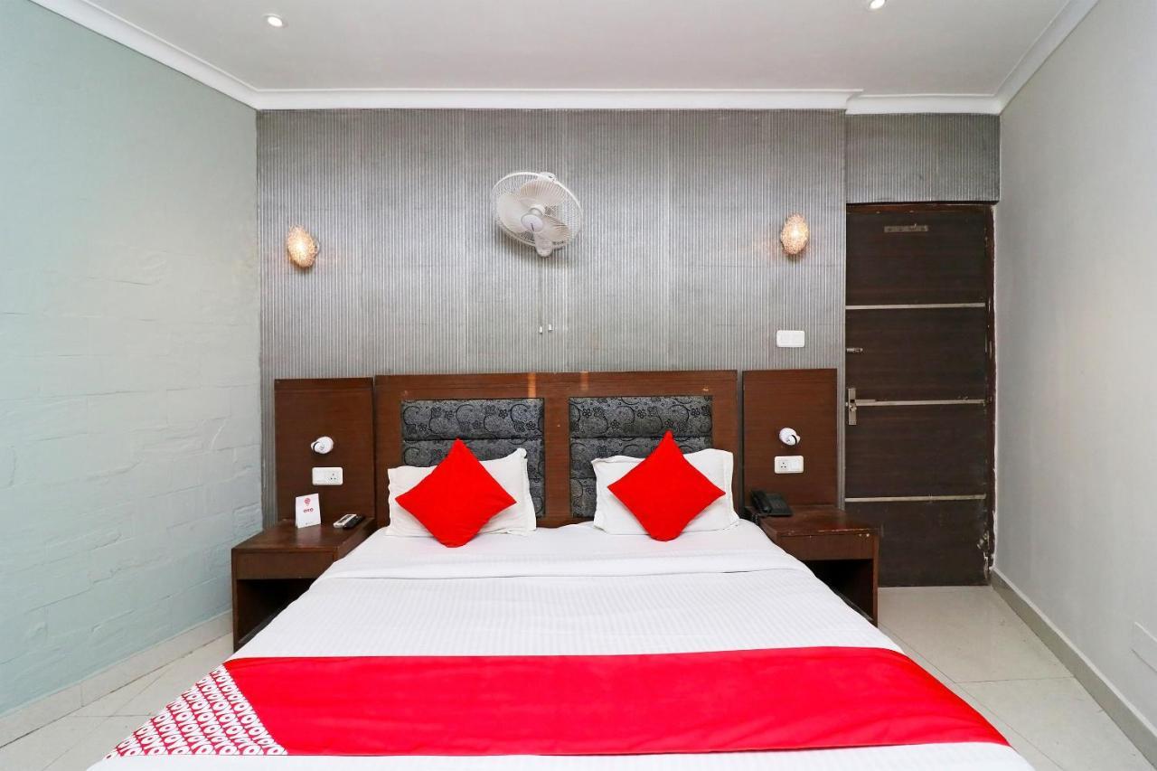 Oyo Hotel Metro Tower Near Ambience Mall Yeni Delhi Dış mekan fotoğraf