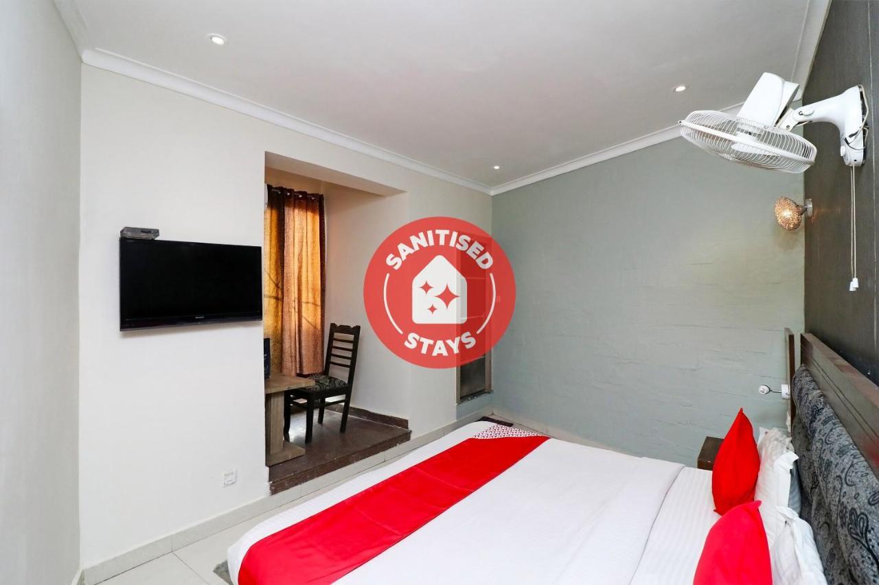 Oyo Hotel Metro Tower Near Ambience Mall Yeni Delhi Dış mekan fotoğraf