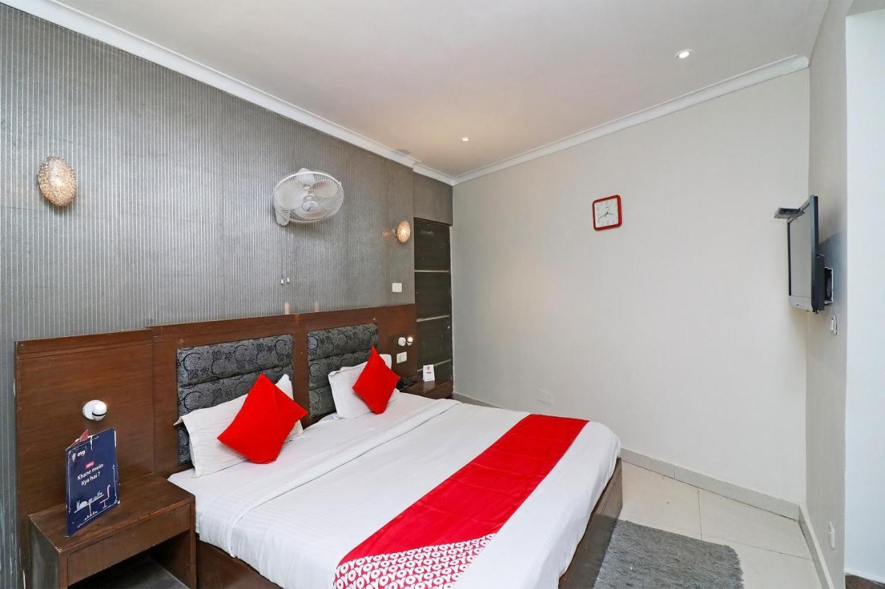 Oyo Hotel Metro Tower Near Ambience Mall Yeni Delhi Dış mekan fotoğraf