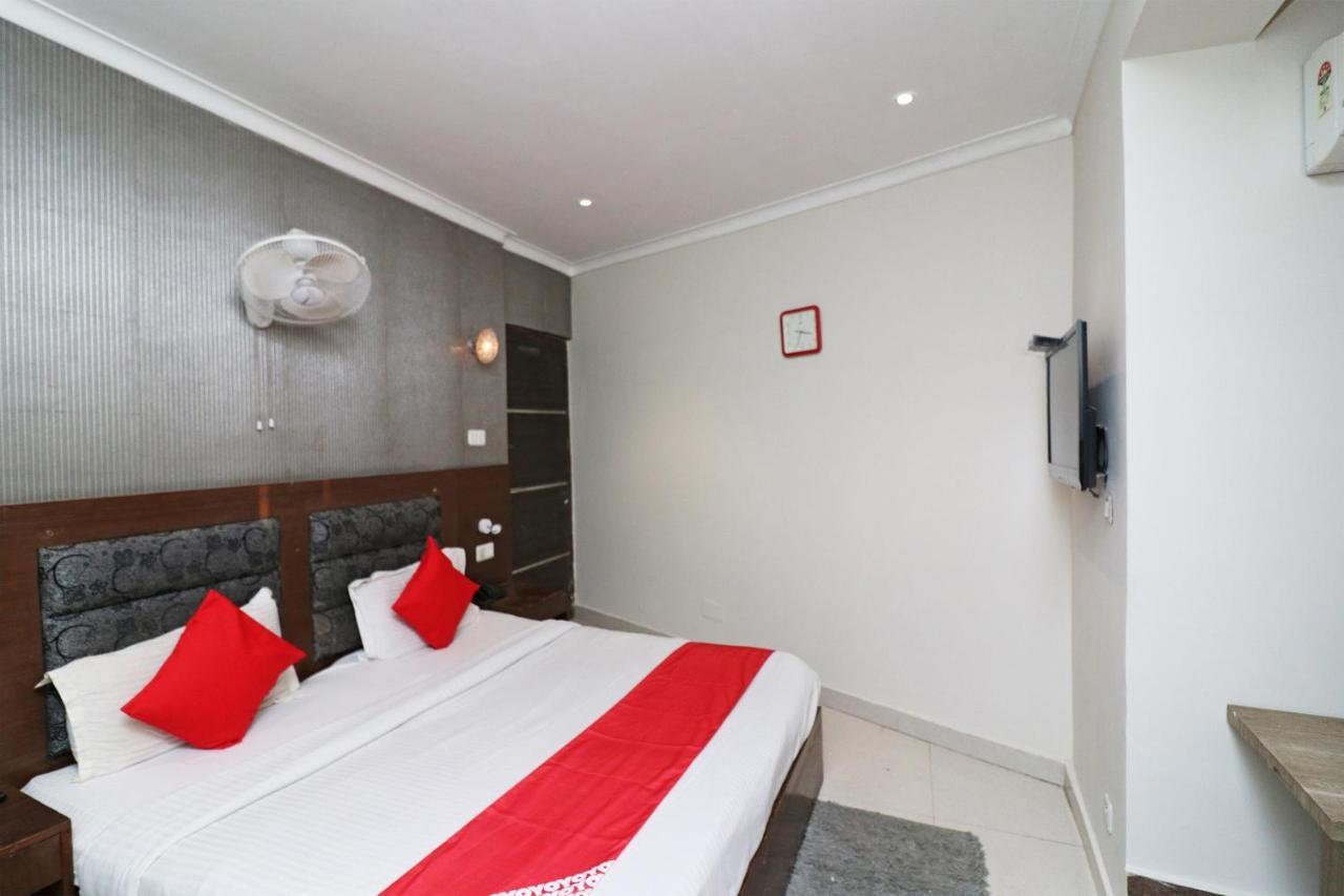 Oyo Hotel Metro Tower Near Ambience Mall Yeni Delhi Dış mekan fotoğraf