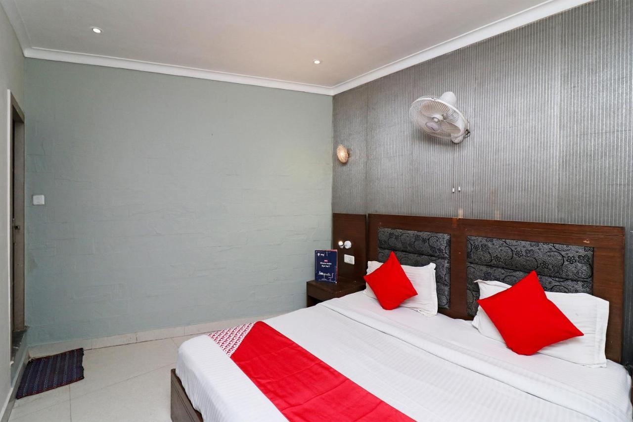 Oyo Hotel Metro Tower Near Ambience Mall Yeni Delhi Dış mekan fotoğraf