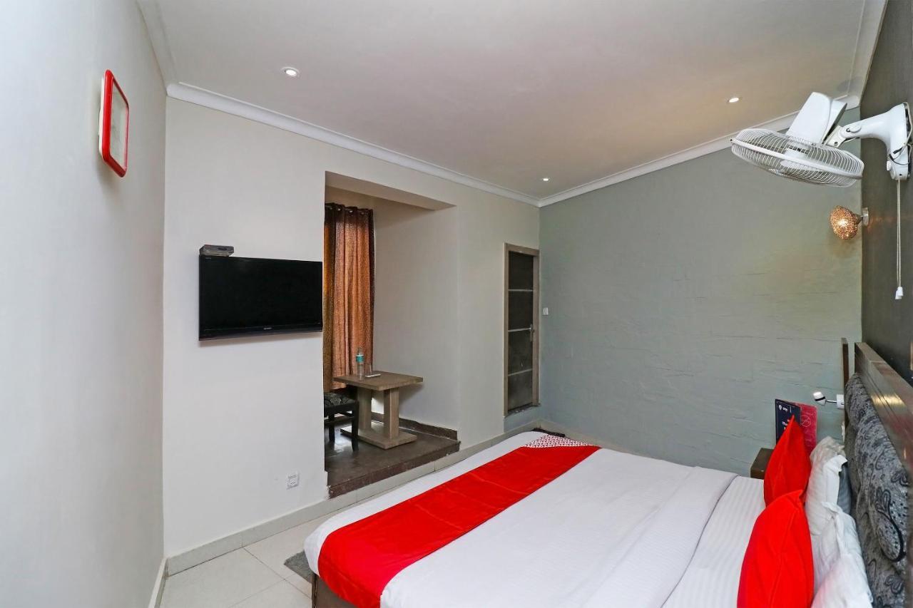 Oyo Hotel Metro Tower Near Ambience Mall Yeni Delhi Dış mekan fotoğraf