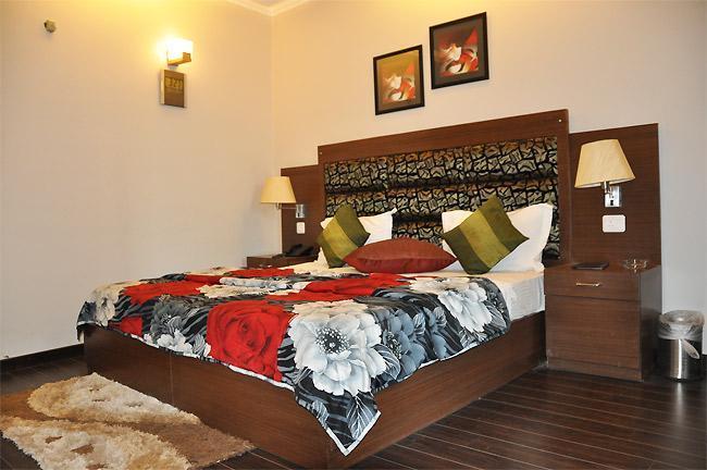 Oyo Hotel Metro Tower Near Ambience Mall Yeni Delhi Dış mekan fotoğraf