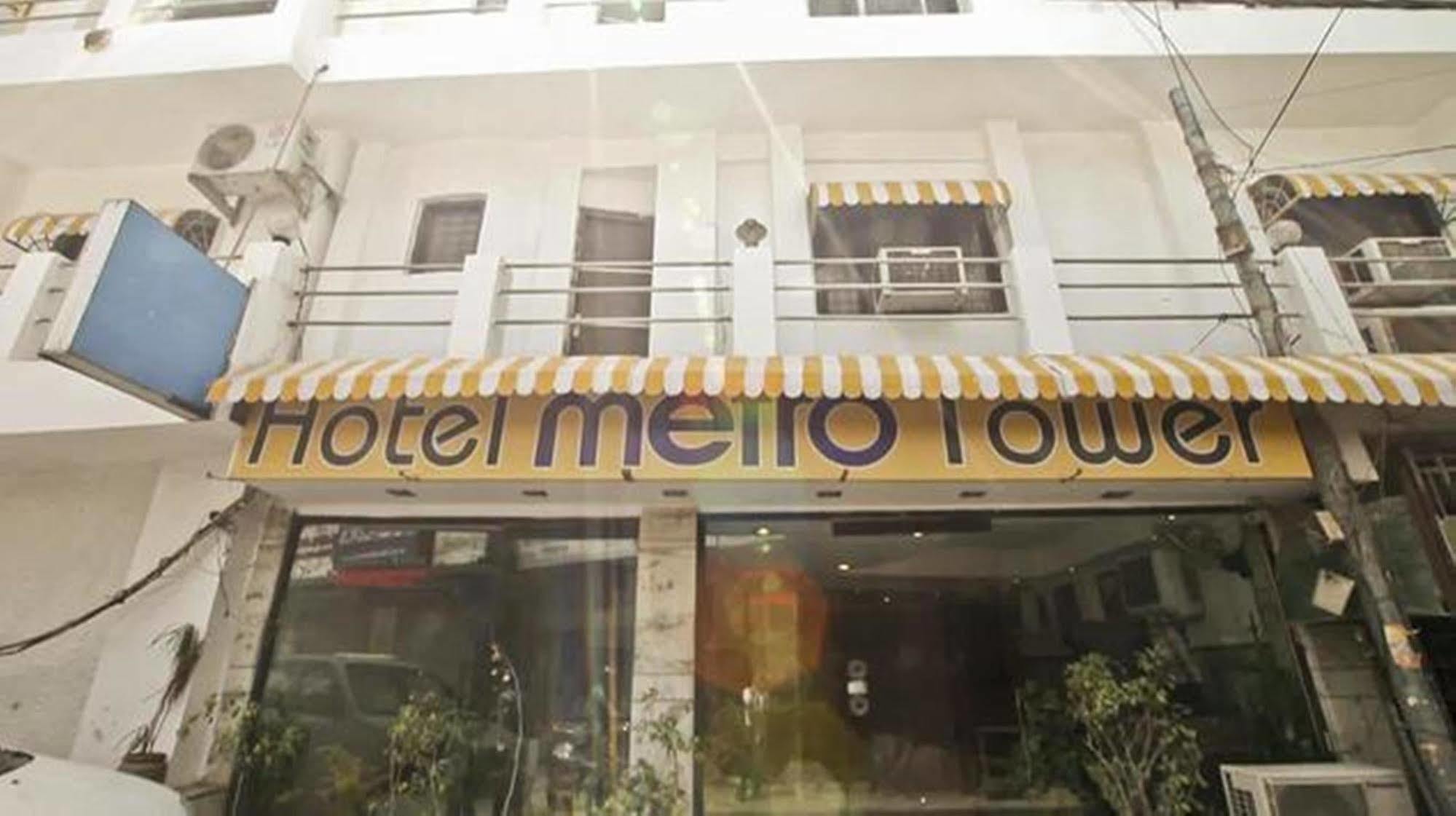Oyo Hotel Metro Tower Near Ambience Mall Yeni Delhi Dış mekan fotoğraf