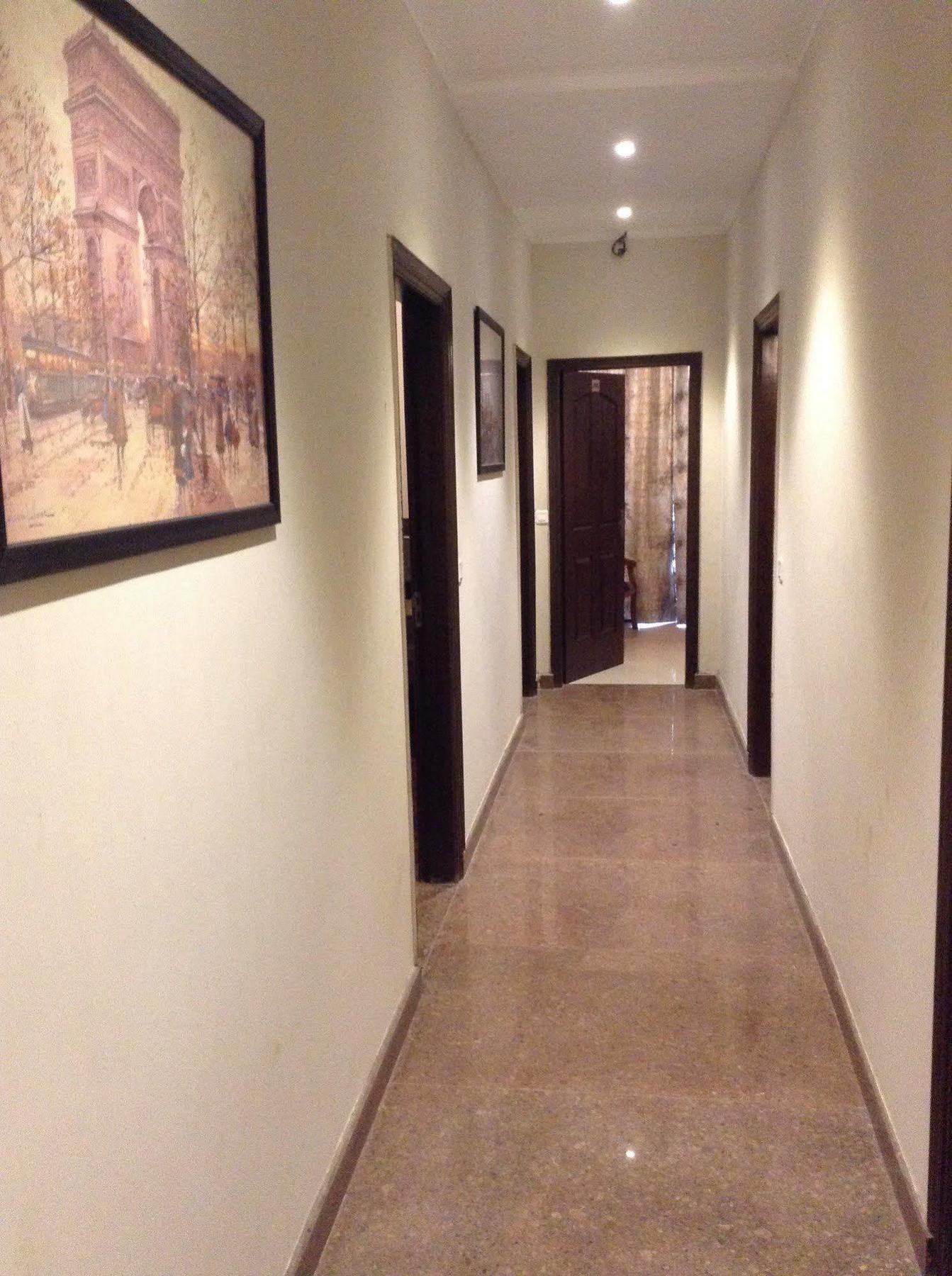 Oyo Hotel Metro Tower Near Ambience Mall Yeni Delhi Dış mekan fotoğraf