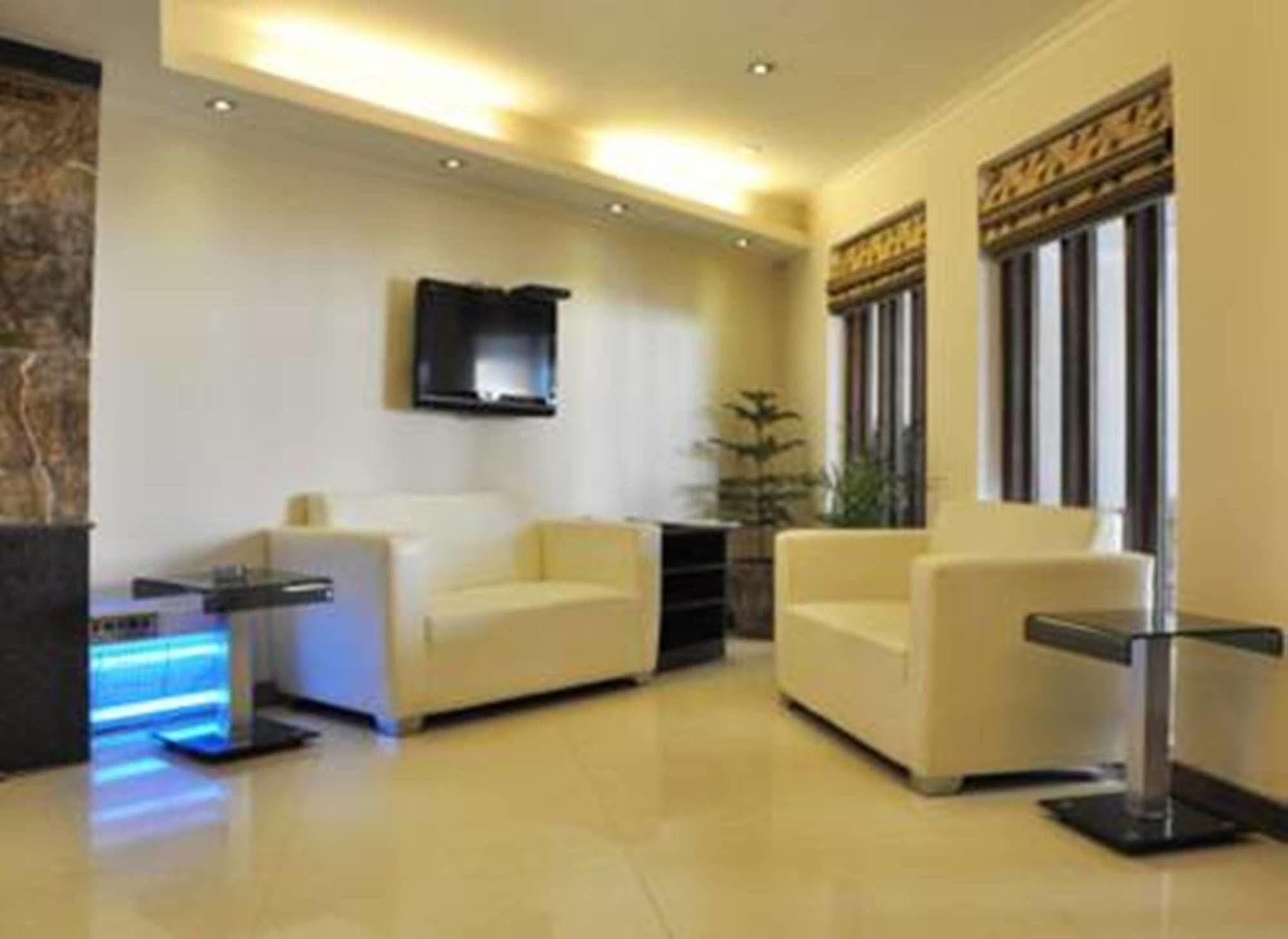 Oyo Hotel Metro Tower Near Ambience Mall Yeni Delhi Dış mekan fotoğraf